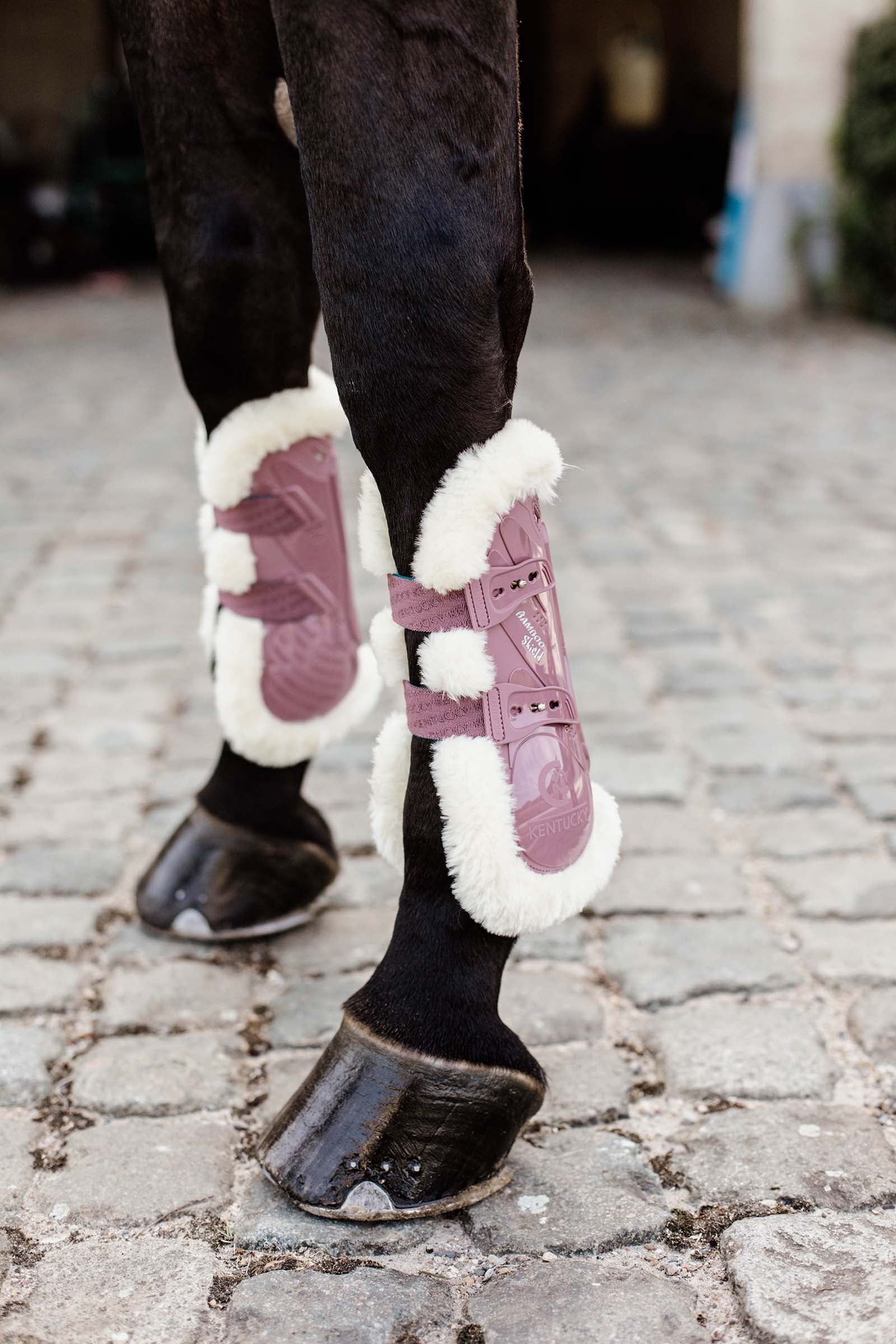 Kentucky Horsewear Bamboo Elastik Gamaschen mit veganem Lammfell Leg Protection & Hoof Protection for Horses